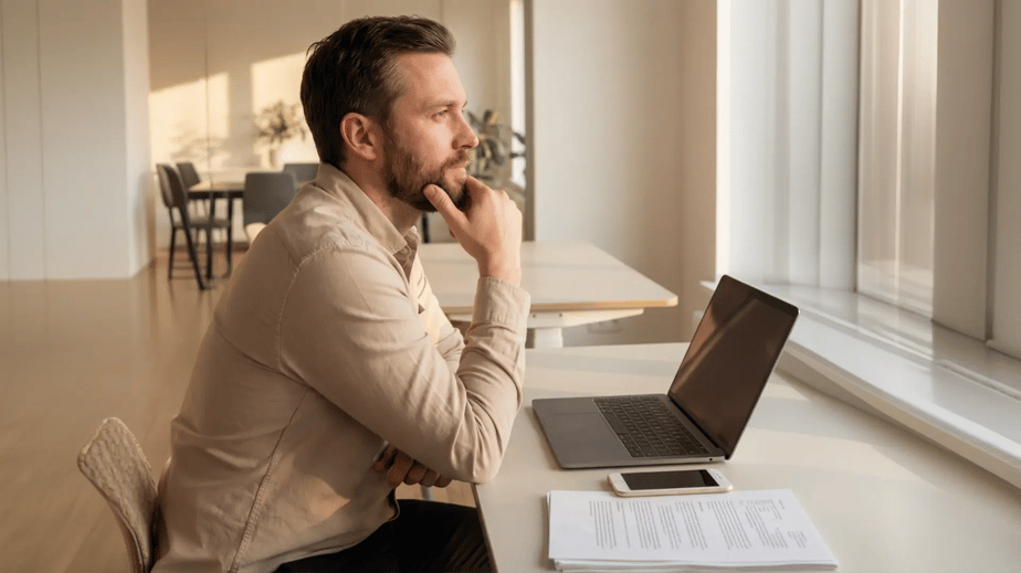 Konsultchef analyserar dolda kostnader och administrativt läckage vid datorn i ett modernt kontor